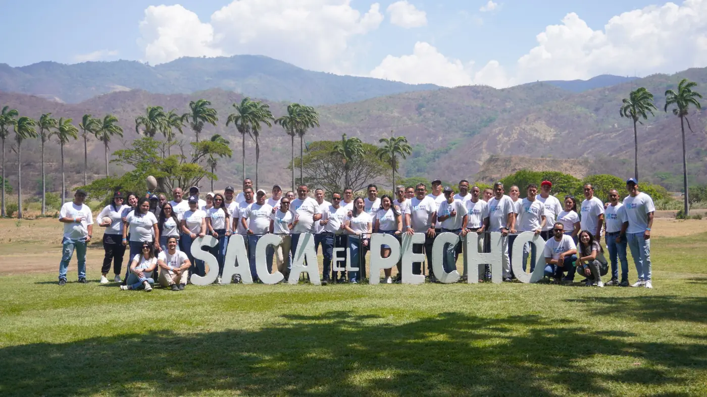 El equipo de Everest reunido al aire libre en Aragua en la celebración de los 15 años