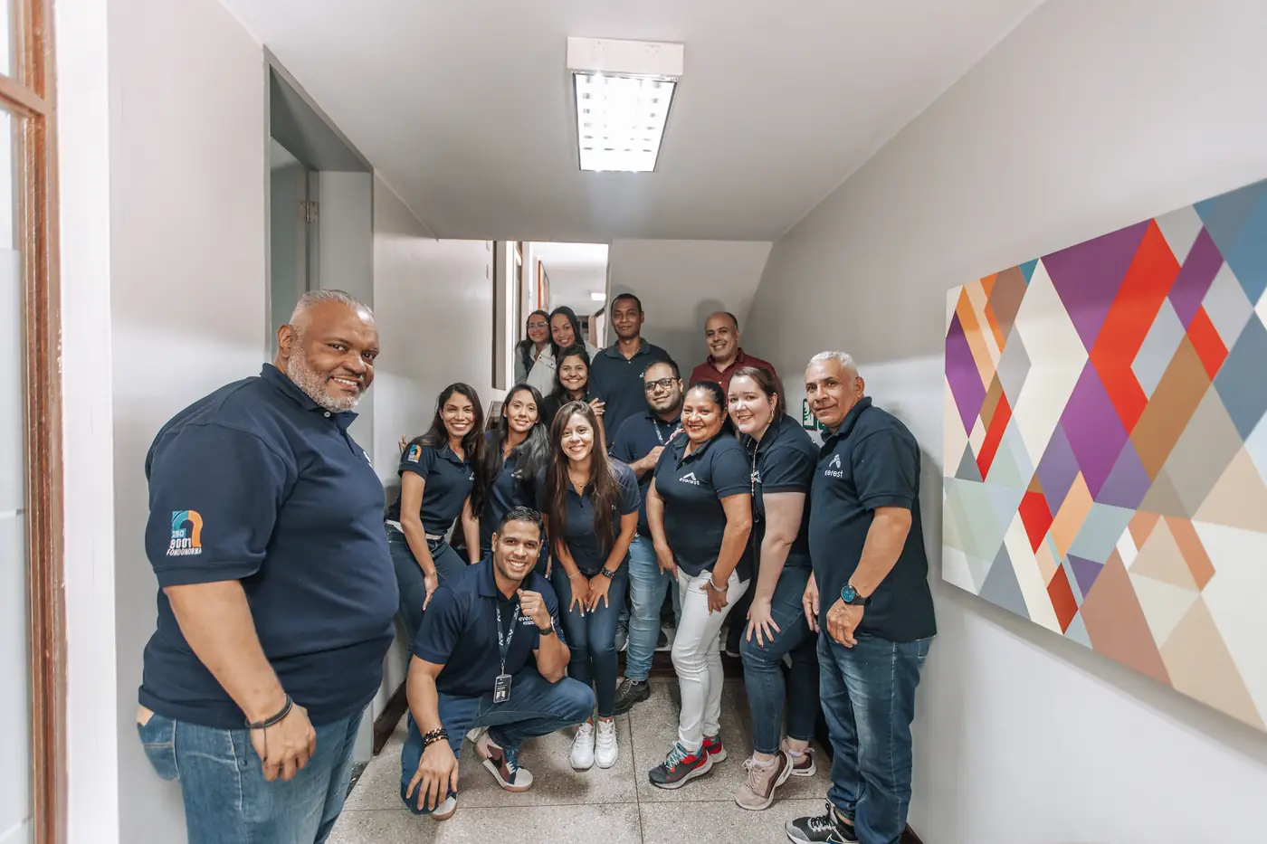 Equipo de Everest Express en la inauguración de su oficina