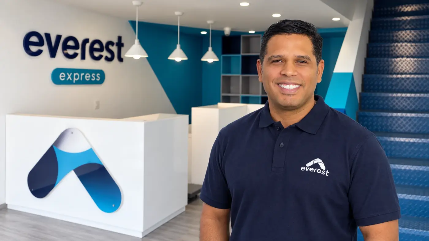 Colaborador de Everest en la recepción de la oficina de Everest Express